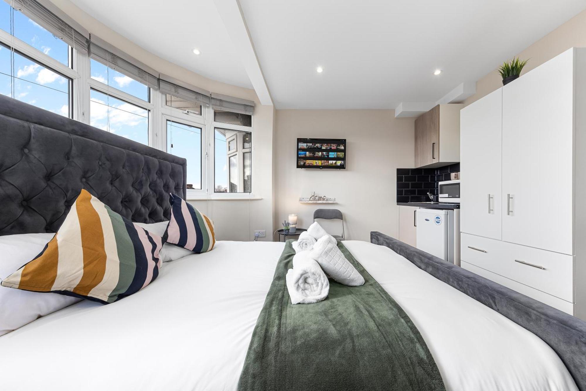 Serviced Ensuite Modern Studio - Sleeps 2 - Near Wembley Stadium - Good Transport Link To Central London - Harrow Ha3 Hatch End Exterior foto